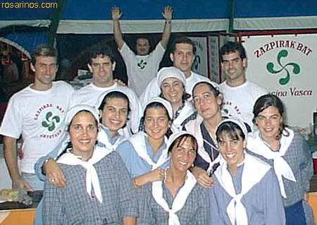 amigos trabajando juntos en la cocina vasca del Zazpirak Bat