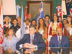Derecha: Raul Garo, Pte. ETUR. Todo el recinto estuvo rodeado por los abanderados de las colectividades participantes.