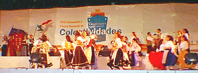 Bailes típicos a pleno en el escenario mayor de Colectividades