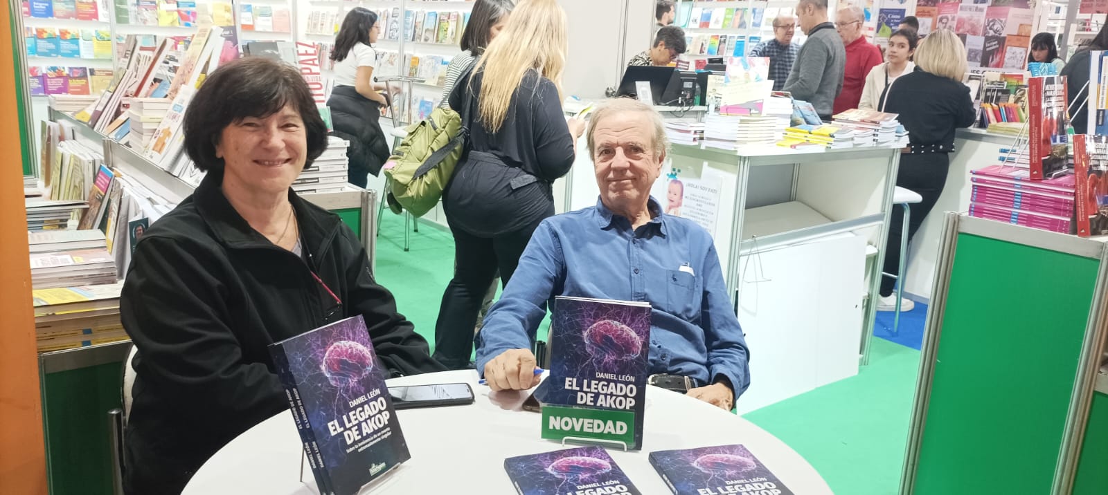 DANIEL LEON en la Feria del Libro de Buenos Aires, acompañado por su esposa Mirian Carvallo