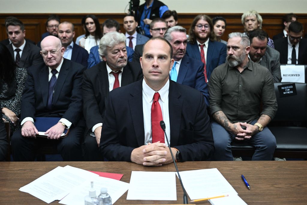 David Grusch, exoficial de inteligencia de las Fuerzas Aéreas (Crédito: BRENDAN SMIALOWSKI/AFP via Getty Images)