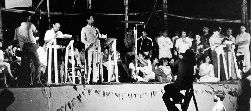 19811101 Mision del 80 Bombay. SILO en Acto público de la Comunidad para el Desarrollo Humano en la playa Chowpatti en Mumbai, 1/11/1981 (Imagen de La Comunidad para el Desarrollo Humano)