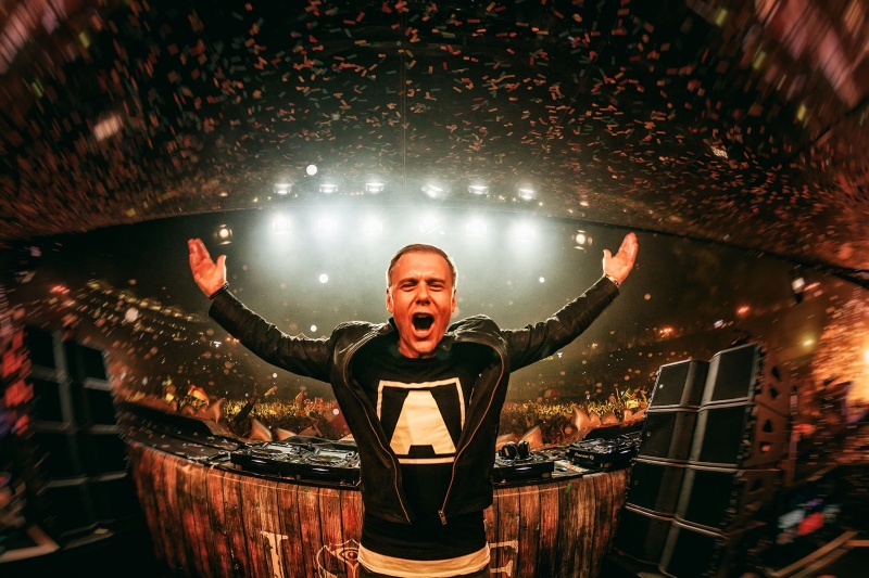 24 Diciembre 1976 – ARMIN VAN BUUREN. Nace en la ciudad neerlandesa de Leiden, el DJ y productor discográfico Armin Van Buuren, uno de los más famosos del mundo, quien lleva ganados más de 40 premios.