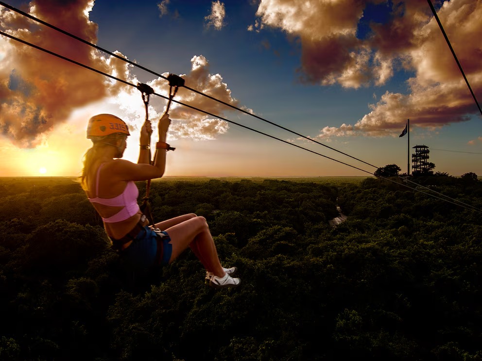 2024 MEXICO RIVIERA MAYA TULUM Una de las 9 tirolesas del parque de fuego Xplore
