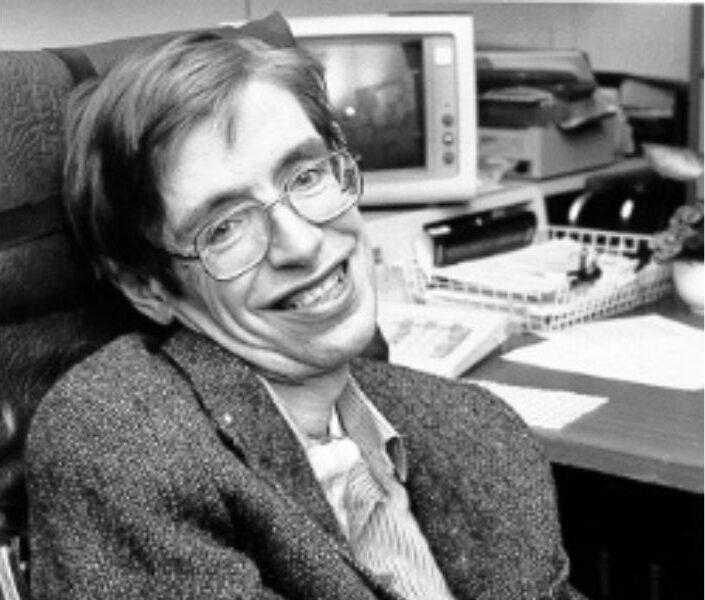 Efemérides: 8 Enero 1942 STEPHEN HAWKING. Nace el científico y físico teórico en Oxfordshire, Inglaterra. Considerado una de las mentes más brillantes del siglo XX, recibió doce doctorados Honoris Causa.