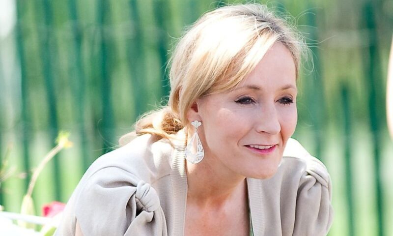 Efemérides: 11 Enero 2007 – J.K. ROWLING. La escritora británica termina de escribir en Edimburgo, Escocia, “Harry Potter y las Reliquias de la Muerte”, el séptimo y último libro de la saga.