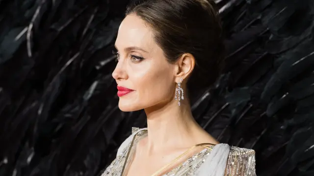 angelina-jolie-mewing