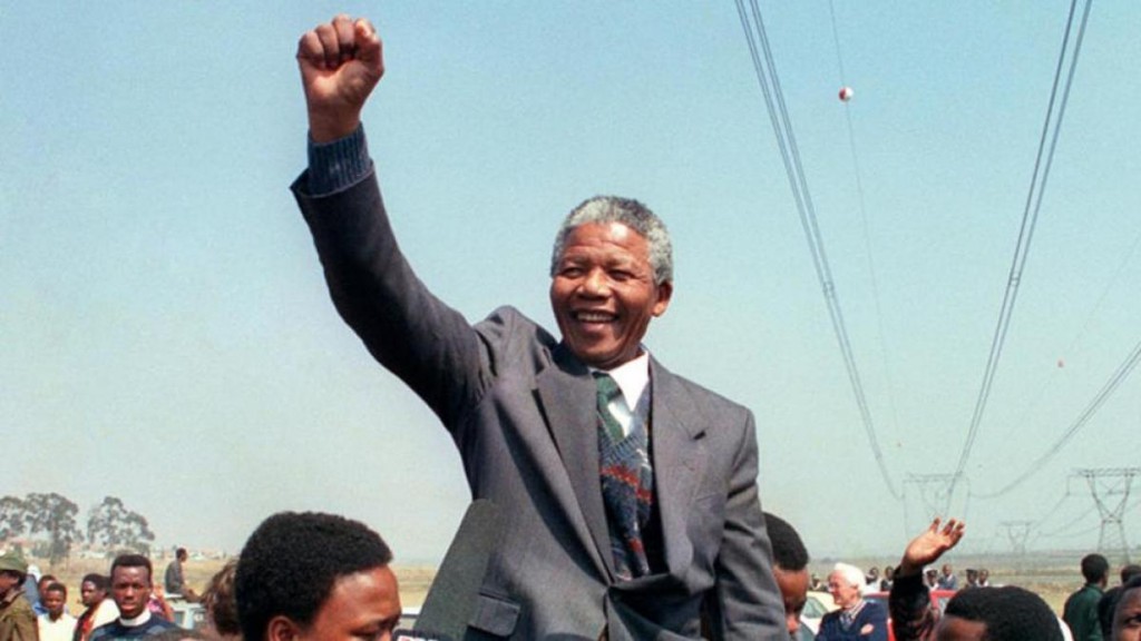 11 de febrero nelson mandela libre con el puño en alto sonriendo