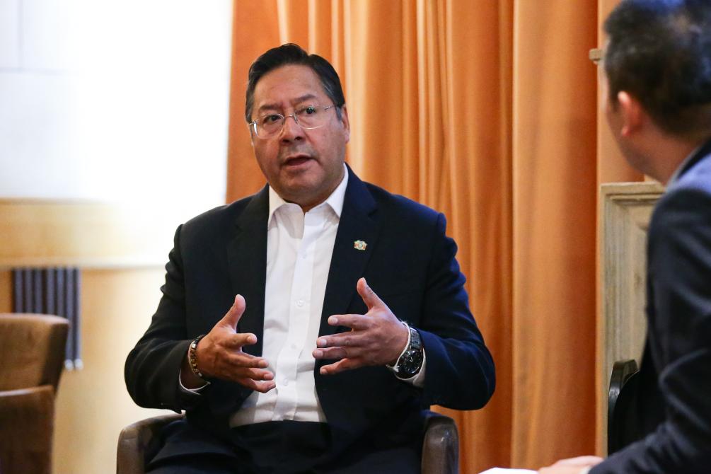 El presidente de Bolivia, Luis Arce (i), habla durante una entrevista concedida a la Agencia de Noticias Xinhua en Bruselas, Bélgica, el 17 de julio de 2023. (Xinhua/Zheng Huansong)