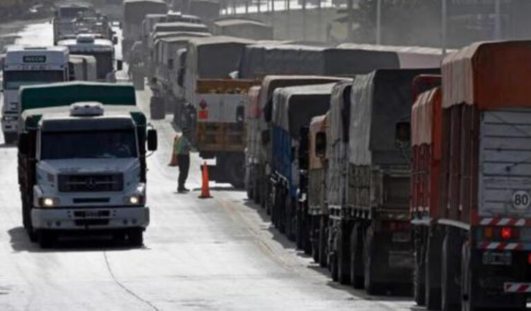 Crece la bronca de los transportistas en plena cosecha gruesa