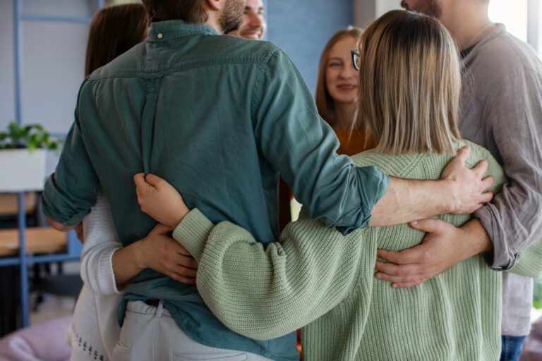 Los Beneficios Científicos del Abrazo y su Impacto en la Salud Emocional