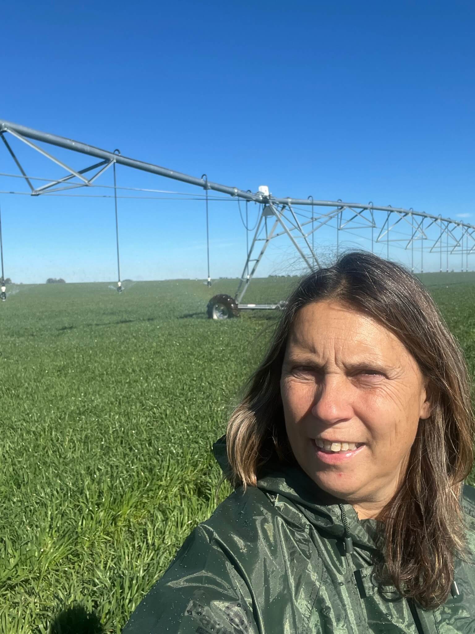 Fertilización en fina: estrategias para una campaña “reñida” 3 Carolina en el campo con el equipo de riego uno de sus ultimos proyectos