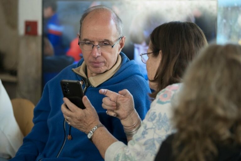 Vuelven los talleres gratuitos sobre el uso del celular para personas mayores