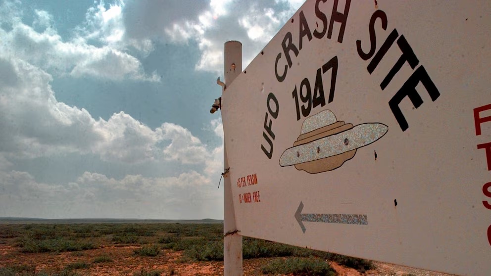 OVNIS UAP EEUU CARTEL INDICANDO DONDE CAYO UN PLATO VOLADOR EN ROSWELL 1947